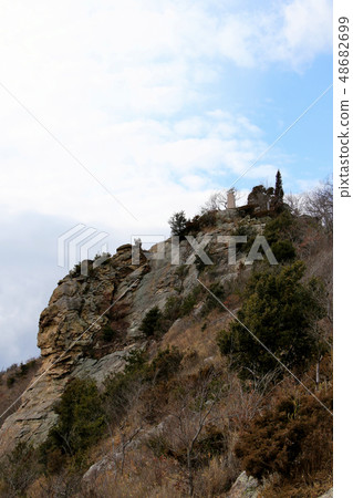 Furusato Hyogo 50 Mountain High Mountain The vertical position where the monument of the flight that hopes over the top of the cliff from the east side stands out 48682699