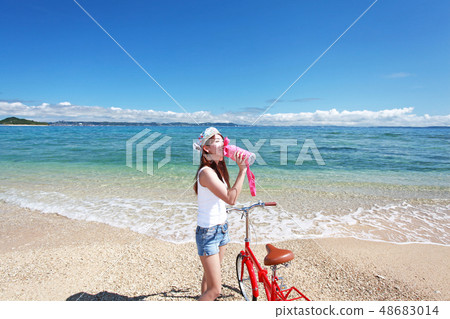 微笑對海灘的婦女 48683014