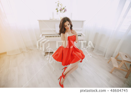 lady with piano 48684745