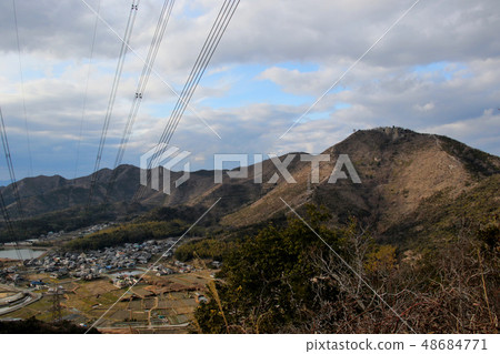 來自守山山的Furusato Hyogo 50山高山山Odaka從Toyazaki攀岩口縱向跑道的遠景 來自守山山的Furusato Hyogo 50山高山山Odaka從Toyazaki攀岩口縱向跑道的遠景 48684771