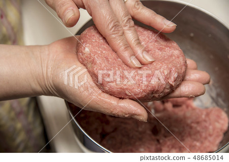 [Hamburger shape making] 48685014