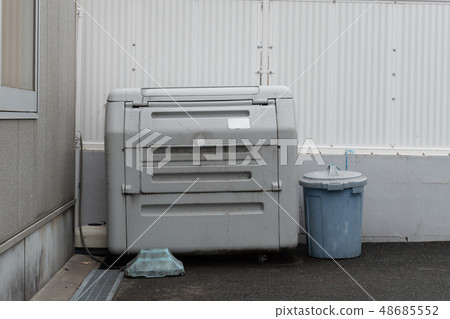 city trash cans 48685552