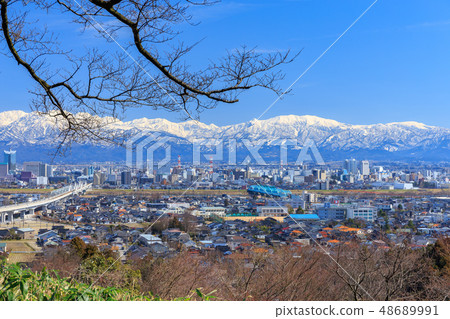 立山山脈和富山市的街道 48689991