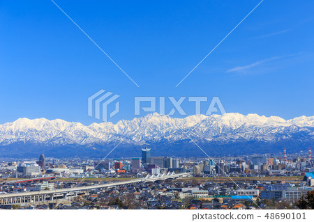 立山山脈和富山市的街道 48690101