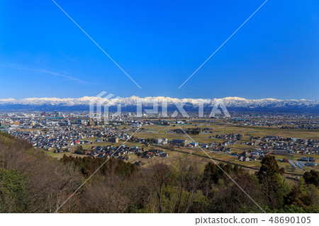 立山山脈和富山市的街道 立山山脈和富山市的街道 48690105