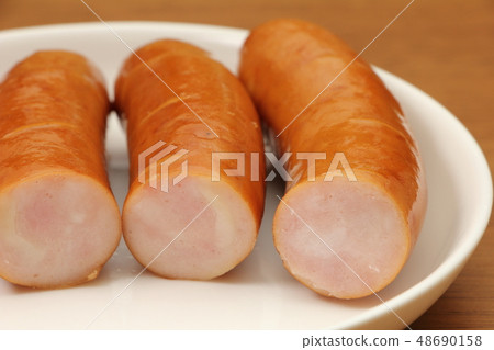 香腸的橫截面。 香腸的橫截面。 48690158