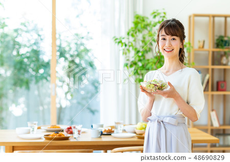 年輕的女士（餐） 48690829