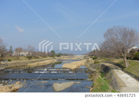 京都下游的鴨川的風景(從葵橋可以看到的景色) 京都下游的鴨川的風景(從葵橋可以看到的景色) 48691725