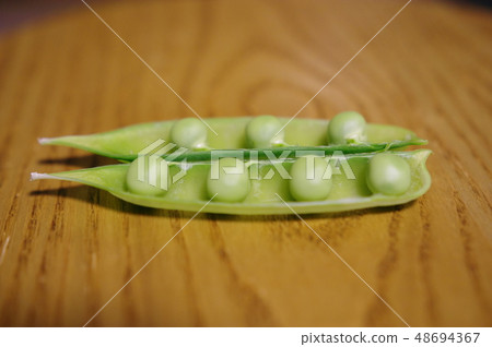新鮮採摘的豌豆交替排隊 新鮮採摘的豌豆交替排隊 48694367