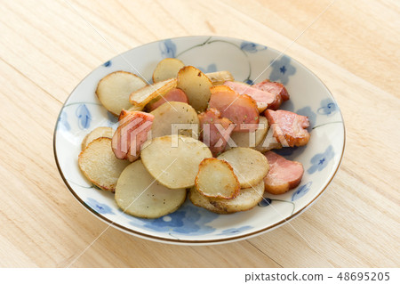 Saute of chrysanthemum and bacon 48695205