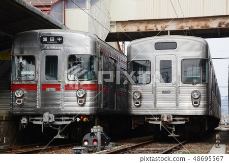 Nagano Electric Railway 3500 series trains (red stripe/Yudanaka markings) lined up at Suzaka Station Nagano Electric Railway 3500 series trains (red stripe/Yudanaka markings) lined up at Suzaka Station 48695567