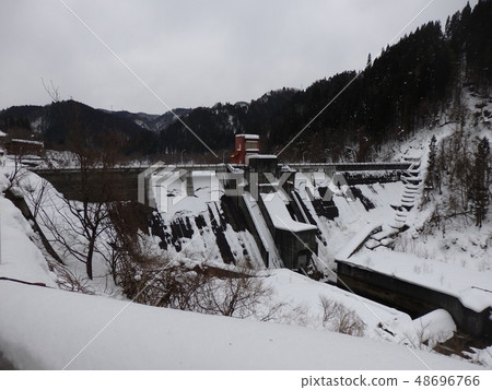 Distant dam 48696766