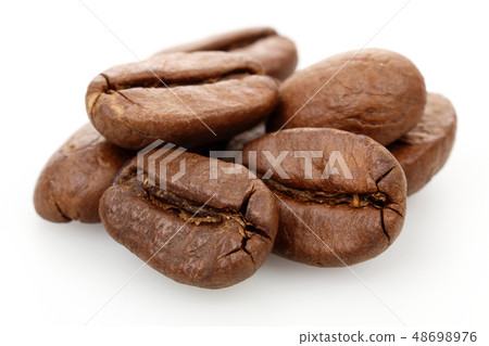 Roasted coffee beans isolated on white 48698976