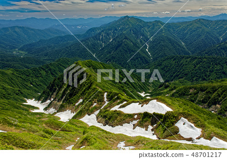 Arashikake和Echigo Komagatake山脊的剩余雪 Arashikake和Echigo Komagatake山脊的剩余雪 48701217