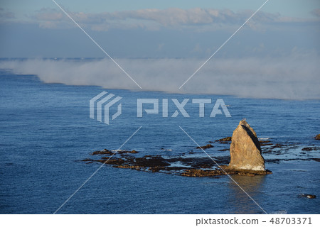 在冬天在北海道Etsukaichi的Fusikigo海岸拍攝奇怪的岩石和令人驚嘆的景色的暴風雨的早晨風景 48703371