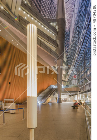 在烏拉圭建築師Raphael Vignol建造的有樂町站前的東京國際論壇的內部視圖。 48704286