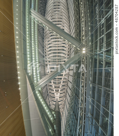 在烏拉圭建築師Raphael Vignol建造的有樂町站前的東京國際論壇的內部視圖。 48704287