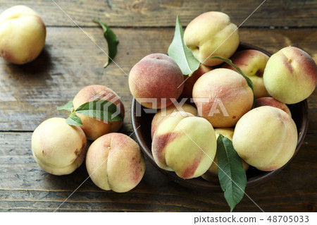 peaches with leaves top view peaches with leaves top view 48705033