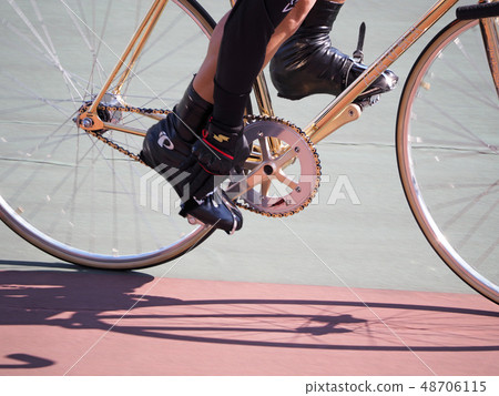 Bicycle race up (tightening toe strap) Track race 48706115
