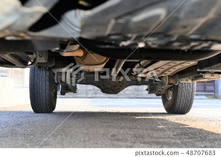 在車下面 在車下面 48707683