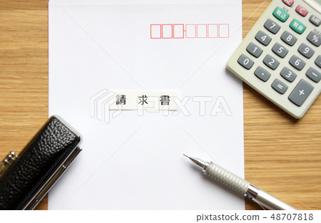 Envelope with invoice Envelope with invoice 48707818