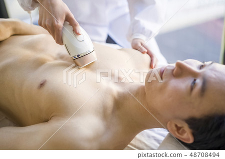 一個永久地去除胸部毛髮的男人在美學上是令人愉悅的,並且針對美麗的皮膚,男士的美容護理和廢頭髮治療 一個永久地去除胸部毛髮的男人在美學上是令人愉悅的,並且針對美麗的皮膚,男士的美容護理和廢頭髮治療 48708494