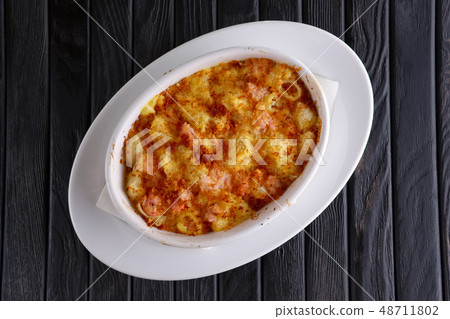 Pasta baked with shrimps and cheese Pasta baked with shrimps and cheese 48711802