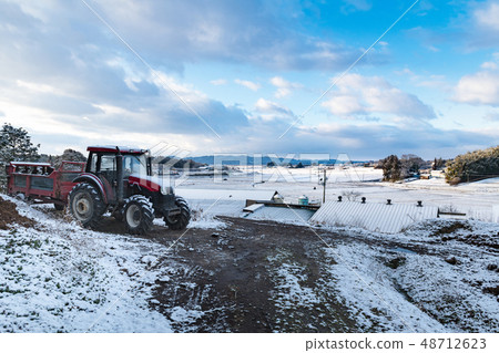 Tractor and fertilizer spreader mania spreader waiting for snow hit 48712623