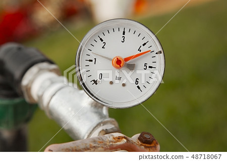 Manometer on pipes 48718067