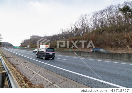 在Tsuruzuna PA附近的Tohoku高速公路上坡路 在Tsuruzuna PA附近的Tohoku高速公路上坡路 48718737