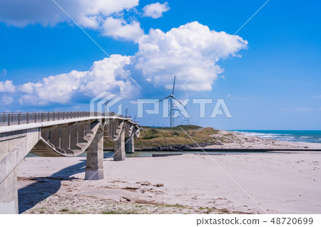 (Shizuoka Prefecture) Shikibu bridge in the Kikukawa estuary and windmill 48720699