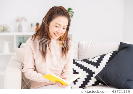 Senior woman reading a book 48721129