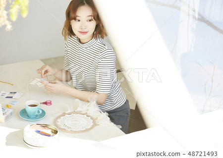 女性生活方式生魚片 女性生活方式生魚片 48721493
