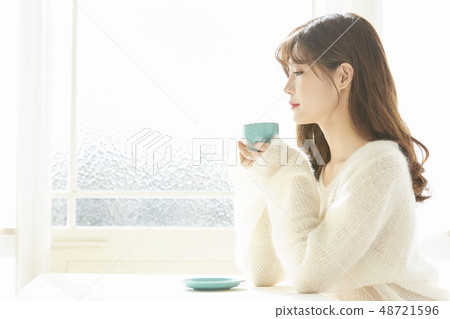 Women's lifestyle tea time 48721596