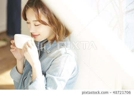 Women's lifestyle tea time 48721706