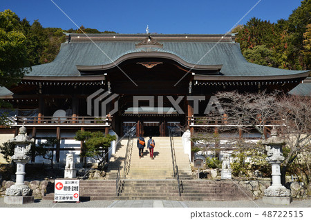 Omi Jingu神社在沒有云彩的藍天下 48722515