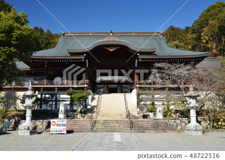 Omi Jingu神社在沒有云彩的藍天下 48722516