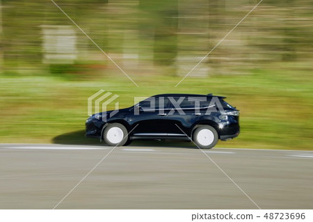 正在運行的汽車豐田 Harrier 綠屏的平移鏡頭 48723696
