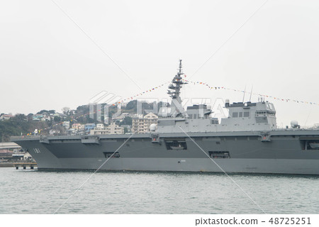 橫須賀市，我第一次乘坐遊輪從海灣內觀看軍艦。 48725251