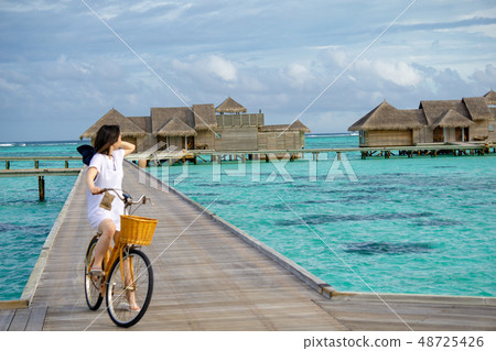 水上小屋和自行車 水上小屋和自行車 48725426