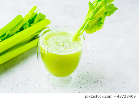 Green detox celery juice in a glass. 48728409