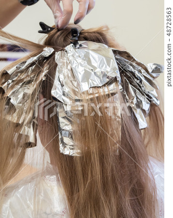 Hair highlights in the beauty salon. Hair highlights in the beauty salon. 48728563