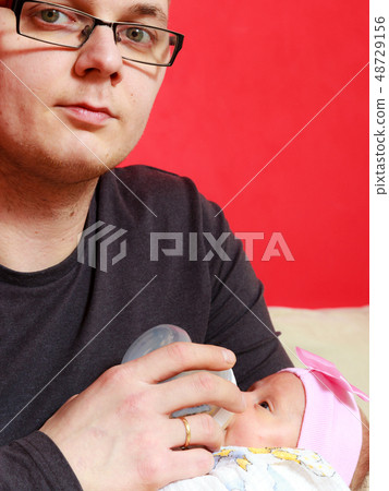 Father feeding from bottle newborn baby Father feeding from bottle newborn baby 48729156