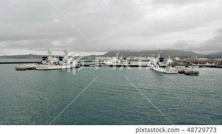 日本海岸警衛隊巡邏艇停泊在石垣港 日本海岸警衛隊巡邏艇停泊在石垣港 48729773