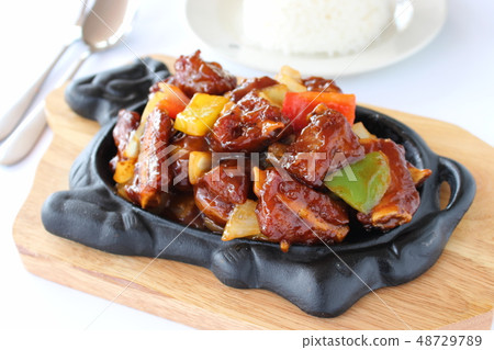 Spare ribs pork on a sizzling plate Spare ribs pork on a sizzling plate 48729789