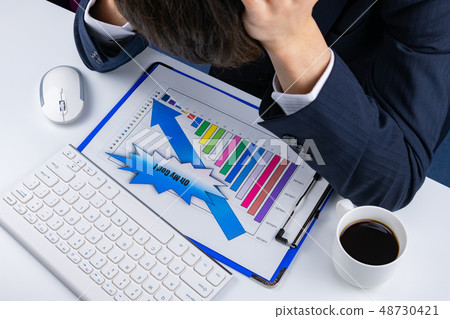 下來與拿著圖表表現的頭的圖表商人 48730421
