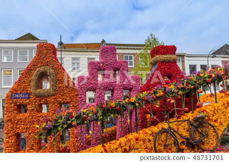 Statue made of tulips on flowers parade in Haarlem 48731701