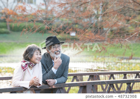 Traveling senior couple Japanese men and women elderly 48732308