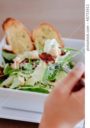Fresh green spinach salad with crispy bacon, Fresh green spinach salad with crispy bacon, 48733911