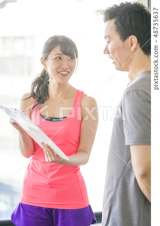 男性緊張的接受解釋從一個私人健身房的漂亮女教練 48735637